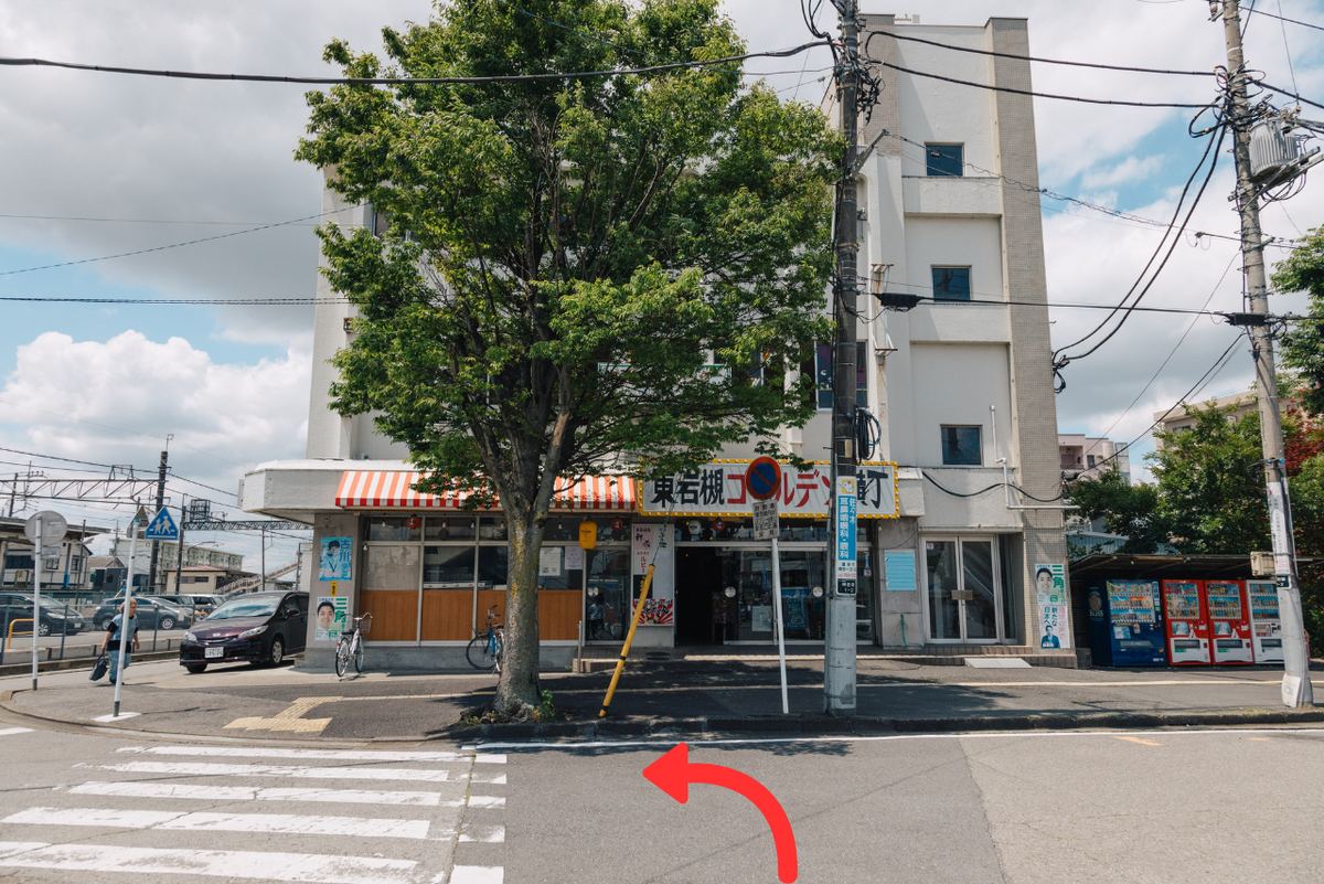ゴールデン横丁の建物。脇を左へ入る矢印