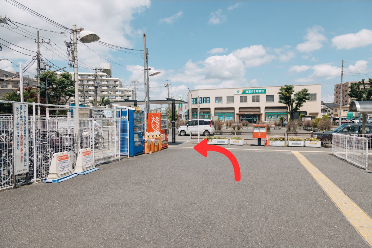 東岩槻駅北口の駅前広場。左方向へ進む矢印