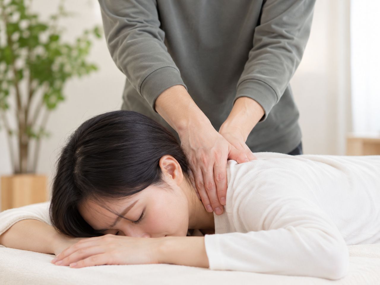 首から肩にかけて施術する場面のイメージ