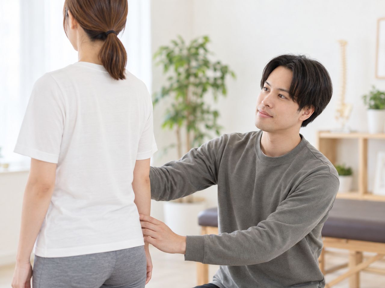 立ち姿を後ろから確認する場面のイメージ